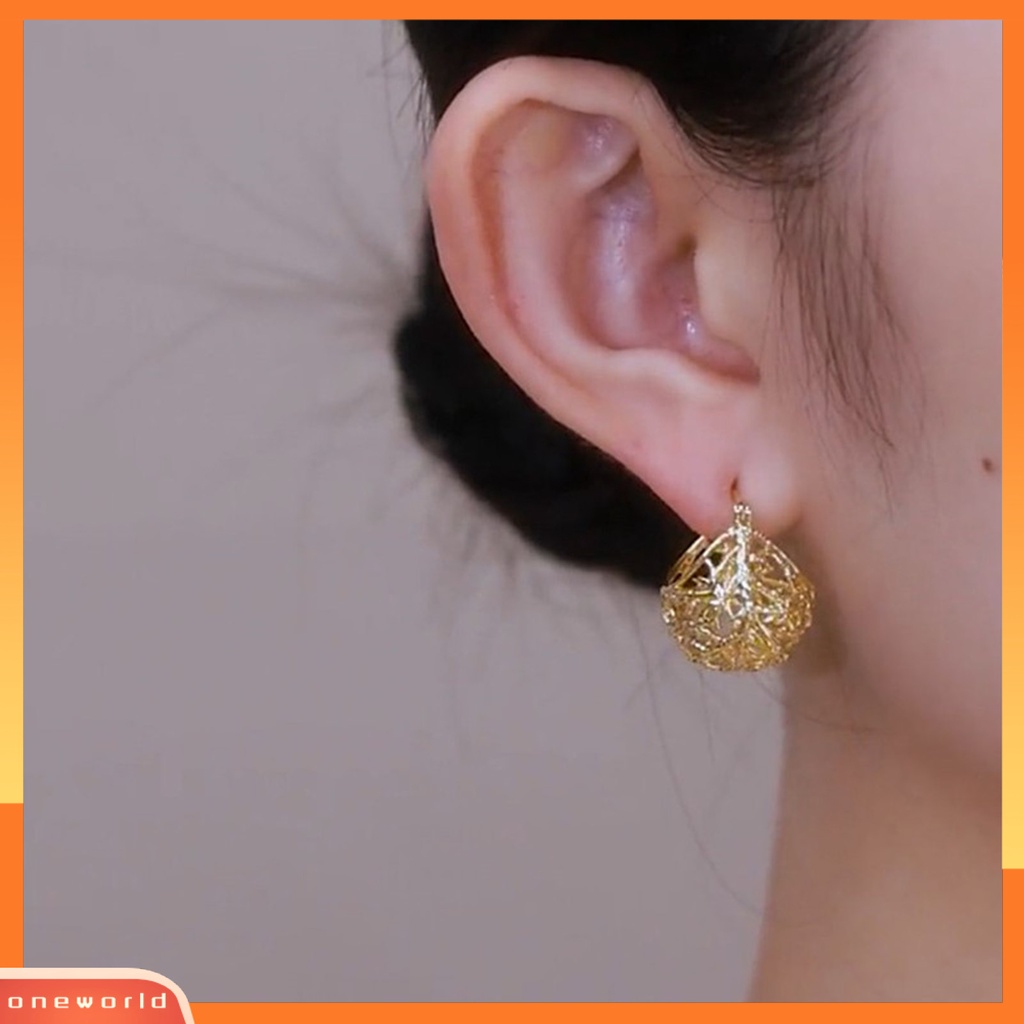 [WOD] 1pasang Anting Wanita Bentuk Kreatif Tidak Iritasi Desain Berongga Keluar Anti-Oksidasi Mempesona Efek Visual Dekoratif Logam Lady Pernikahan Anting Fashion Perhiasan Aksesoris