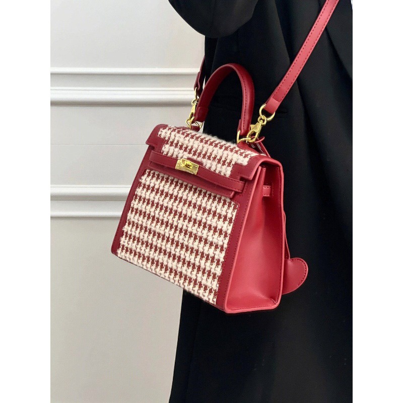 [ COD✅ ] Aroana Bag Tas Merah Wanita Musim Dingin Baru Niche Desain High-End Anyaman Genggam Single-