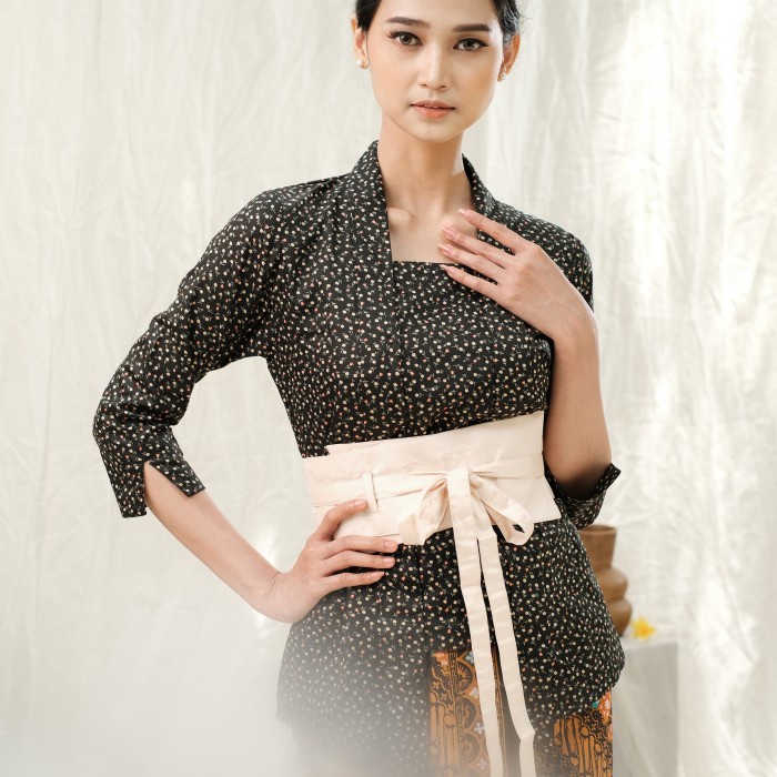 

Kebaya Kutubaru Clarris Lengan 7/8 Meradelima Katun Hitam Bunga Kecil - XL