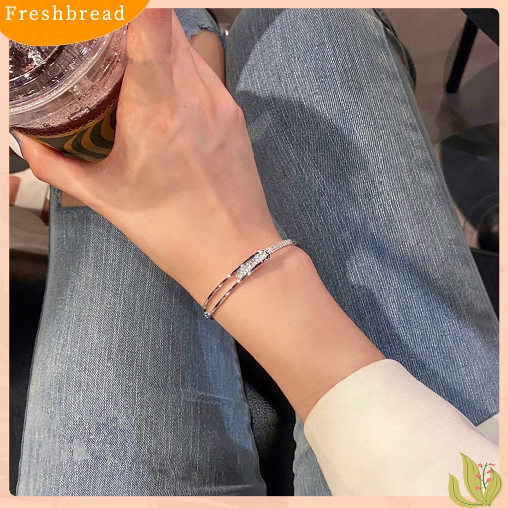 &lt; Freshbread &gt; Wanita Bangle Bukaan Hollow Hypoallergenic Minimalis Elegan Hadiah Berlapis Perak Berlian Imitasi Berkilau Gelang Tangan Cewek Untuk Harian