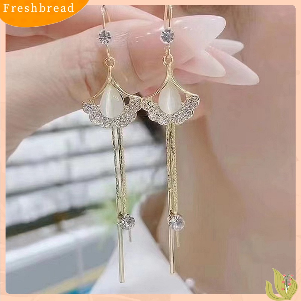 &lt; Freshbread &gt; 1pasang Anting Rumbai Rumbai Bentuk Daun Berlian Imitasi Hias Bersinar Lurus Gantung Dekorasi Hypoallergenic Liontin Geometris Tindik Drop Earrings