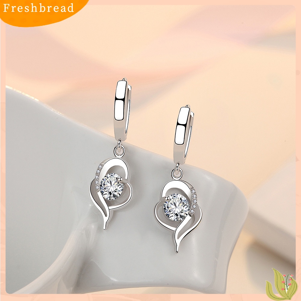 &lt; Freshbread &gt; Lady Berlian Imitasi Hias Berongga Memutar Hati Menjuntai Huggie Earrings Perhiasan Hadiah