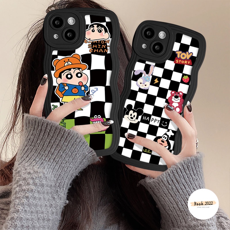 IPHONE Papan Catur Kartun Dinosaurus Crayon Shin-chan Case Kompatibel Untuk Iphone11 13 12 14 Pro Max 7Plus 6s 78 6 Plus XR X XS Max SE 2020lucu Disney Miekey Manyo Lembut Bergelombang Penutup Tepi