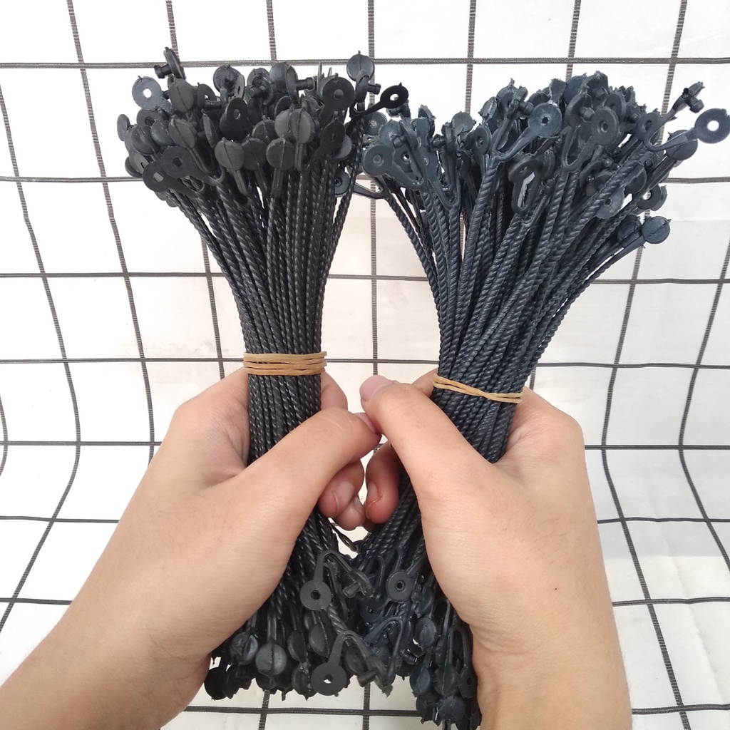 

Tali Plintir Lentur Hitam 17 cm Tali Label Aksesoris Bingkisan Parcel Souvenir Ulang Tahun