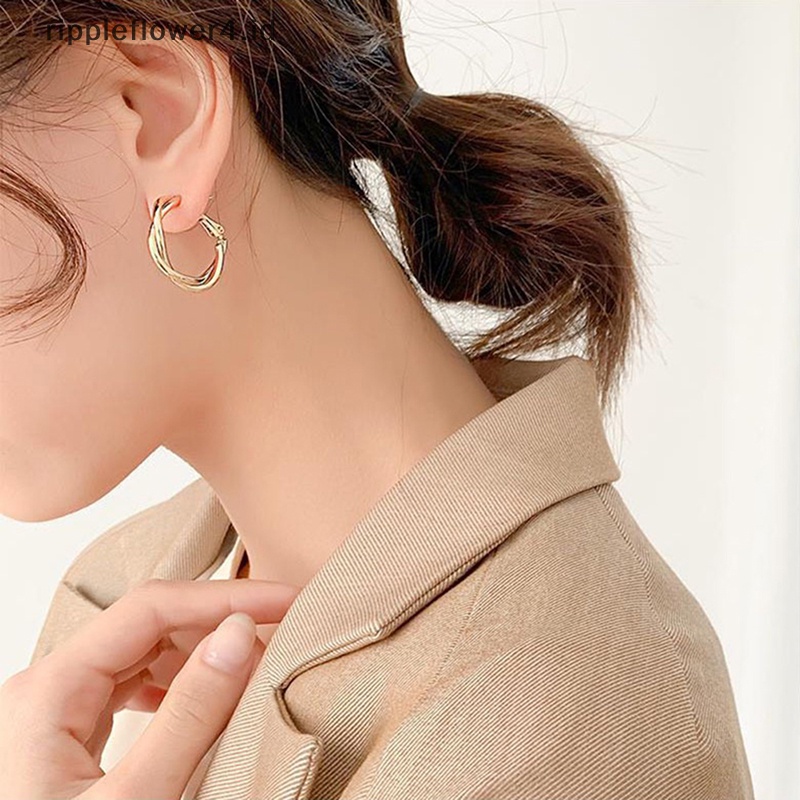 {rippleflower4.id} 1pasang Anting Fashion Untuk Wanita Sederhana Dikepang Anting Hoop Anting Geometris Memutar Anting Hoop Temperamen Perhiasan Aksesoris Hadiah Natal~