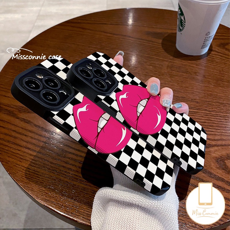 IPHONE Ins Imut Merah Kisses Bibir Kotak-Kotak Ponsel Case Kompatibel Untuk Iphone14 11 13 12 Pro MAX 7Plus XR X7 8 Plus XS MAX Mewah Tekstur Kulit Shockproof Soft Cover