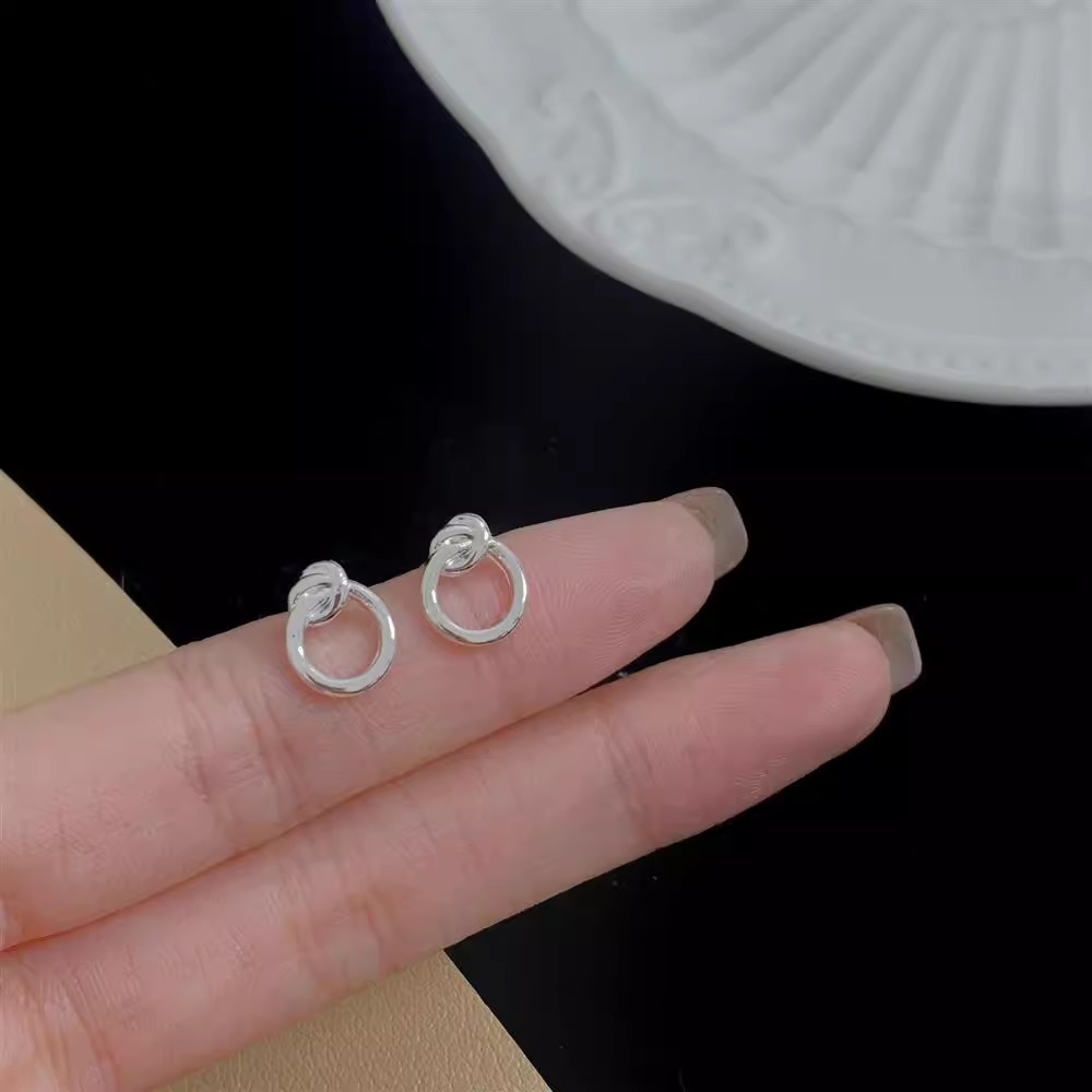 Anting Stud Lingkaran Hollow Melingkar Perempuan Anting Simple Lucu Warna Silver Untuk Hadiah Perhiasan Minimalis Gadis