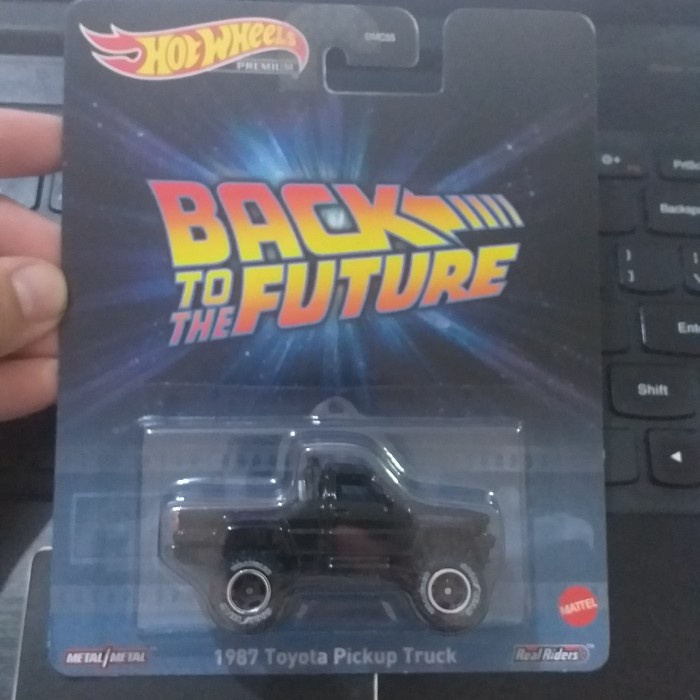 HOT WHEELS PREMIUM BACK TO THE FUTURE 1987 TOYOTA PICKUP TRUCK HITAM HLS79