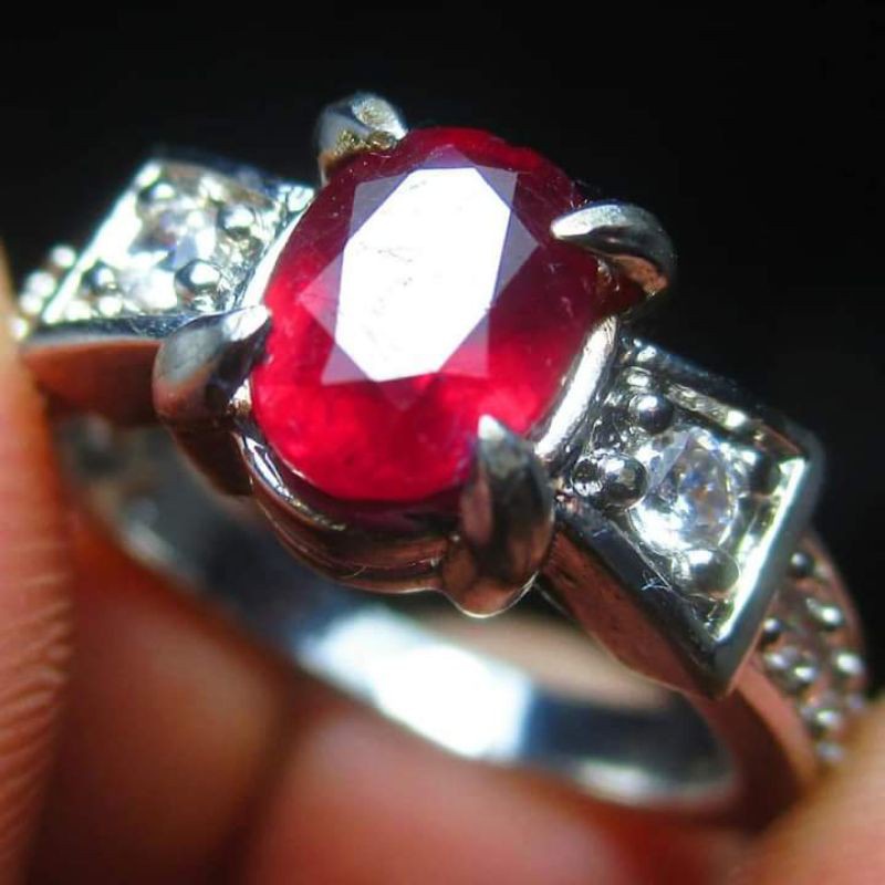 NATURAL RED RUBY BURMA PIGEON BLOOD CUTTING TOP LUSTER FOR LEDIES