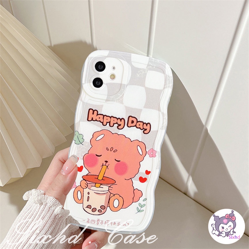 Untuk OPPO A77s A17 A57 A54 A17K A16 A15 A74 A76 A95 A96 A55 A53 A33 A32 A7 A5s A3s A9 A5 A94 A92 A77 A52 F11 Reno 8T 8Z 7Z 6Z Fashion Lucu Milk Tea Bear Lembut Gelombang Tepi Casing TPU