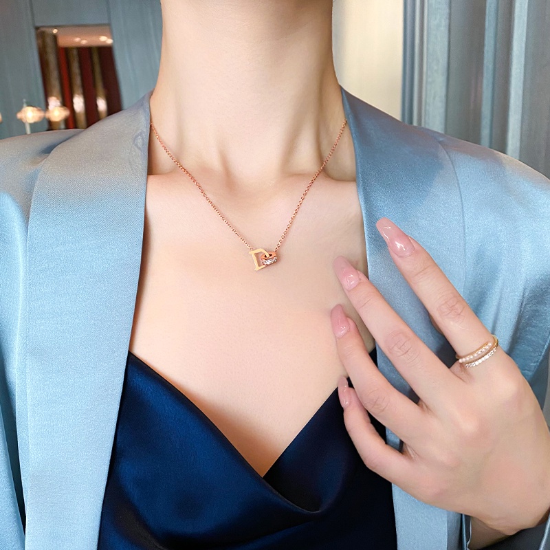 Kalung Titanium Wanita fashion Huruf D glitter Berlian Bulat Pasangan Hadiah