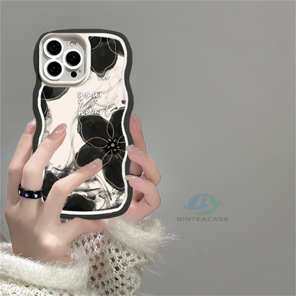 IPHONE Casing Untuk Iphone14 14 Pro MAX IPhone13 Pro MAX 11PRO 11PRO Max12 12Pro MAX XR XS Max6 6S 7 8 Plus SE 2020 Kelinci Dan Bunga Hitam Tepi Melengkung TPU Phone Case Binteacase