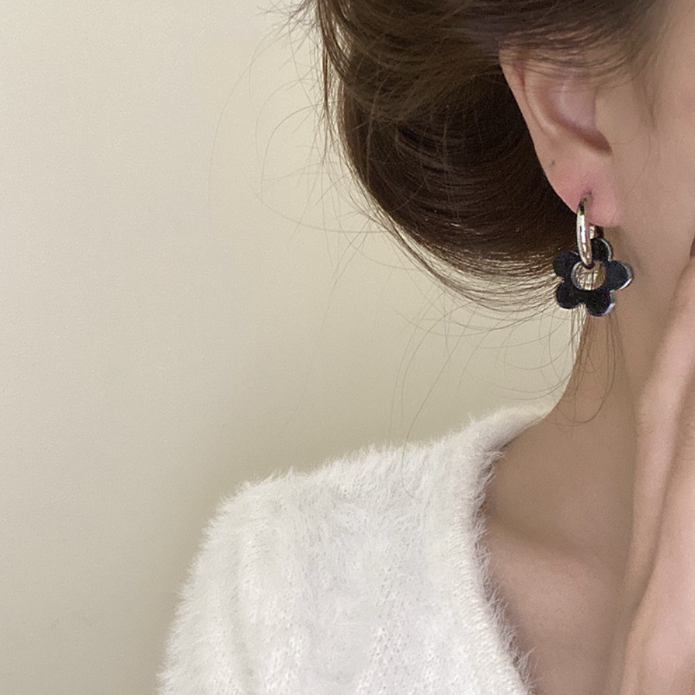 French Retro Hepburn Style Black Flower Earrings Sweet Cool Metal Earrings Ins Anting Angin Untuk Gadis Untuk Mengirim Hadiah Pacar Perhiasan Permen