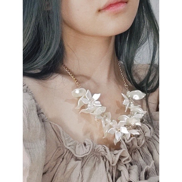 Alison Flowery Pearl Necklace Kalung Crystal Panjang Hijab Bunga Korea - Clear White