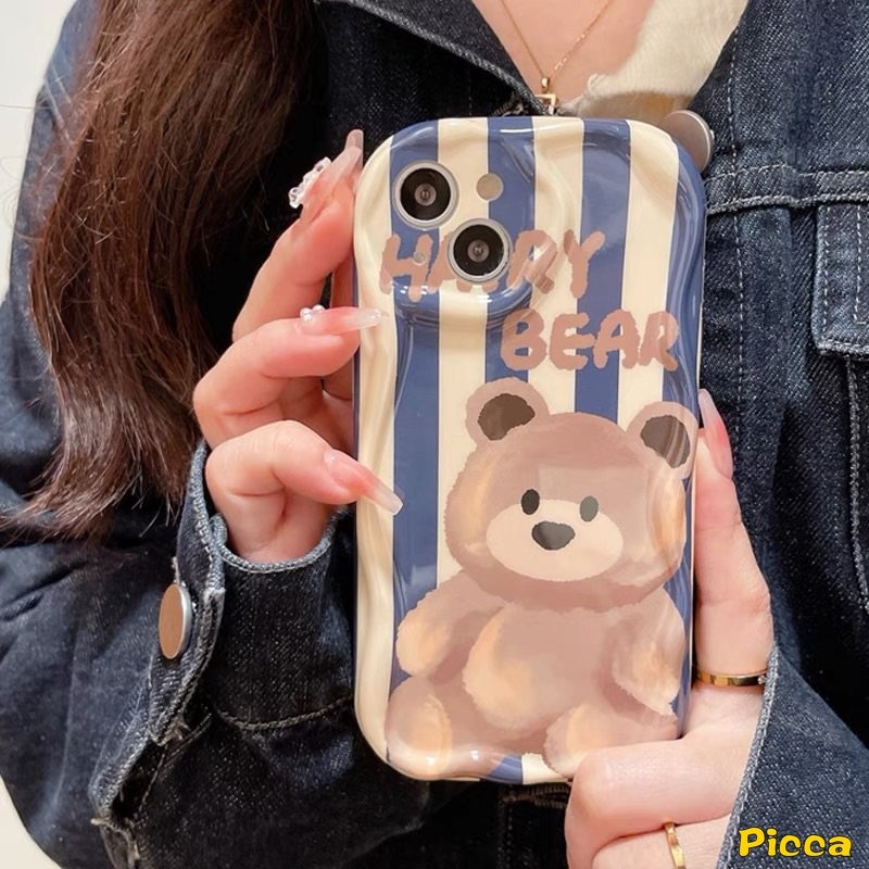 Case Motif Garis Beruang Lucu Kompatibel Untuk iPhone 7Plus XR 11 Pro Max 6s 8 6 7 Plus 14 13 12 Pro Max X XS Max SE 2020 Kartun Strawberry Beruang Manyo 3D Wavy Curved Edge Glossy Cover