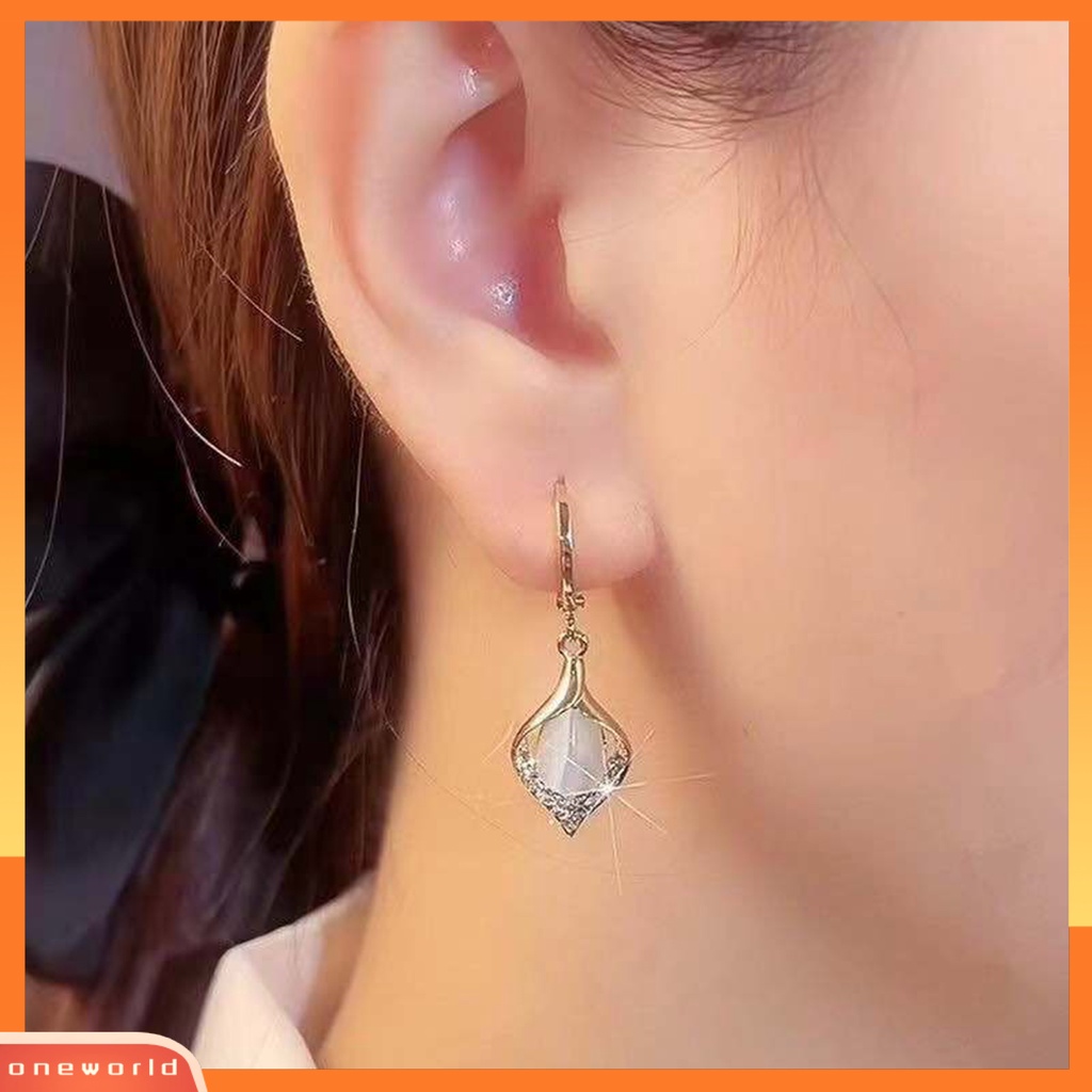 [WOD] 1pasang Wanita Huggie Anting Indah Mengkilap Berlian Imitasi Bertatahkan High-end Bentuk Kelopak Leaverback Earrings Hadiah