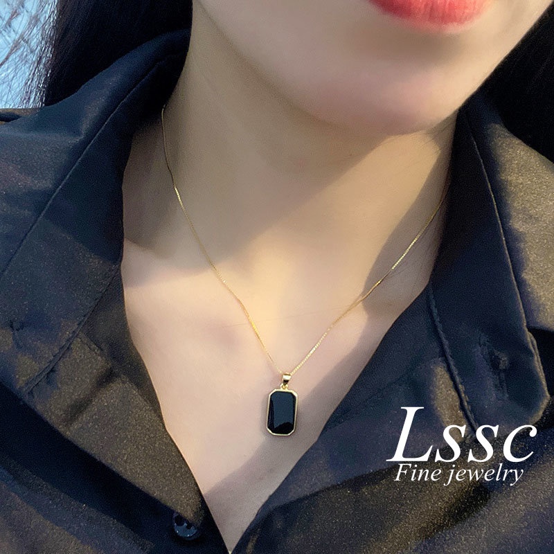 Kalung Titanium Wanita Anti Karat Persegi Hitam Keberuntungan Emas 18K Korea Aksesoris Perhiasan