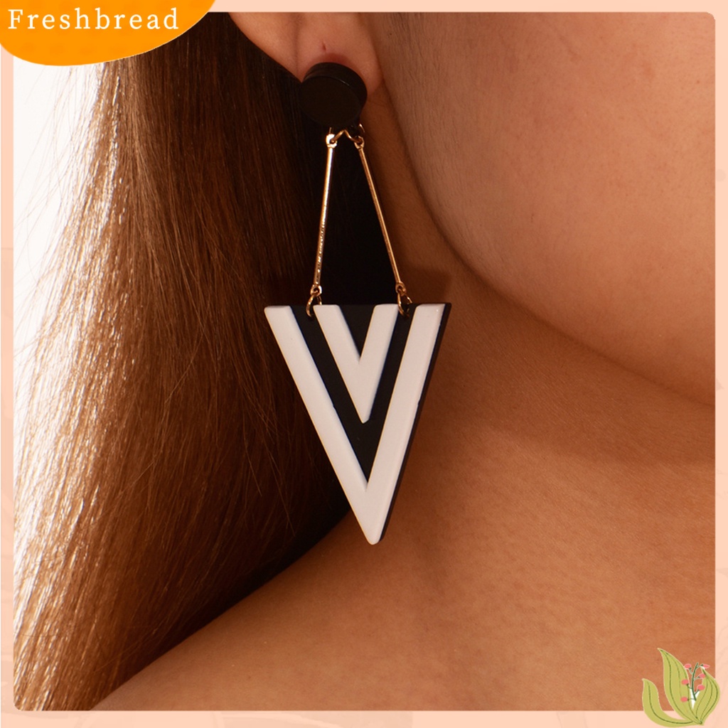 &lt; Freshbread &gt; 1pasang Drop Earrings Berlebihan Geometris Panjang Electroplating Warna Kontras Hias Hadiah Wanita Segitiga Liontin Stud Earrings Perhiasan Pesta Untuk Pakaian Sehari-Hari