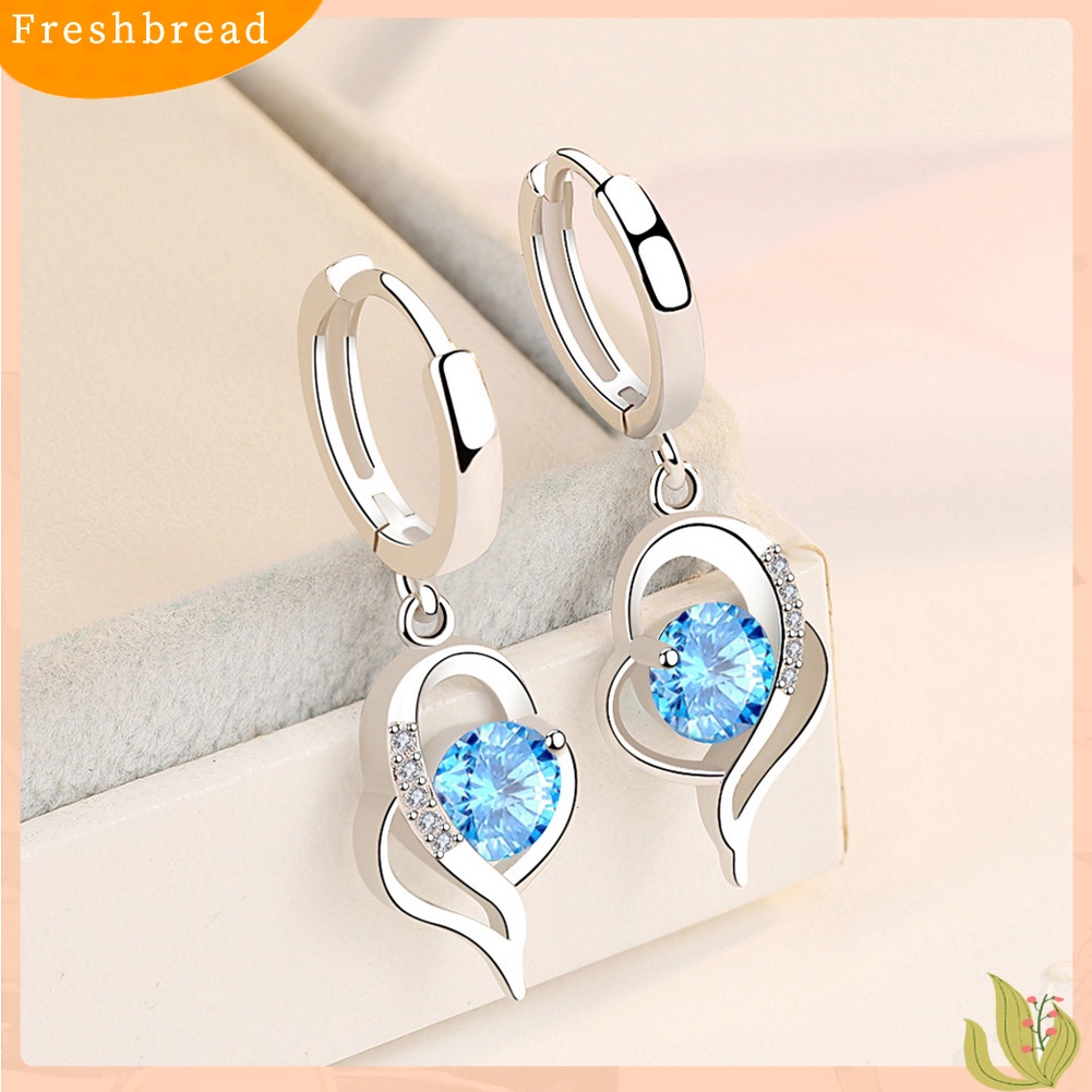 &lt; Freshbread &gt; Lady Berlian Imitasi Hias Berongga Memutar Hati Menjuntai Huggie Earrings Perhiasan Hadiah