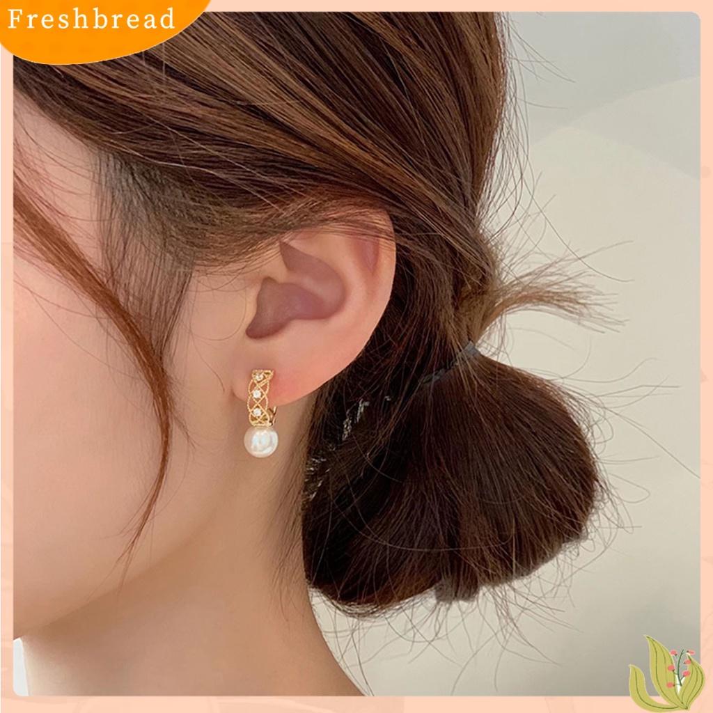 {In Stock} 1pasang Anting Hoop Bersinar Mutiara Imitasi Temperamen Geometris Elegan Hias Hadiah Wanita Berongga Keluar Lingkaran Anting Perhiasan Fashion Untuk Perjamuan