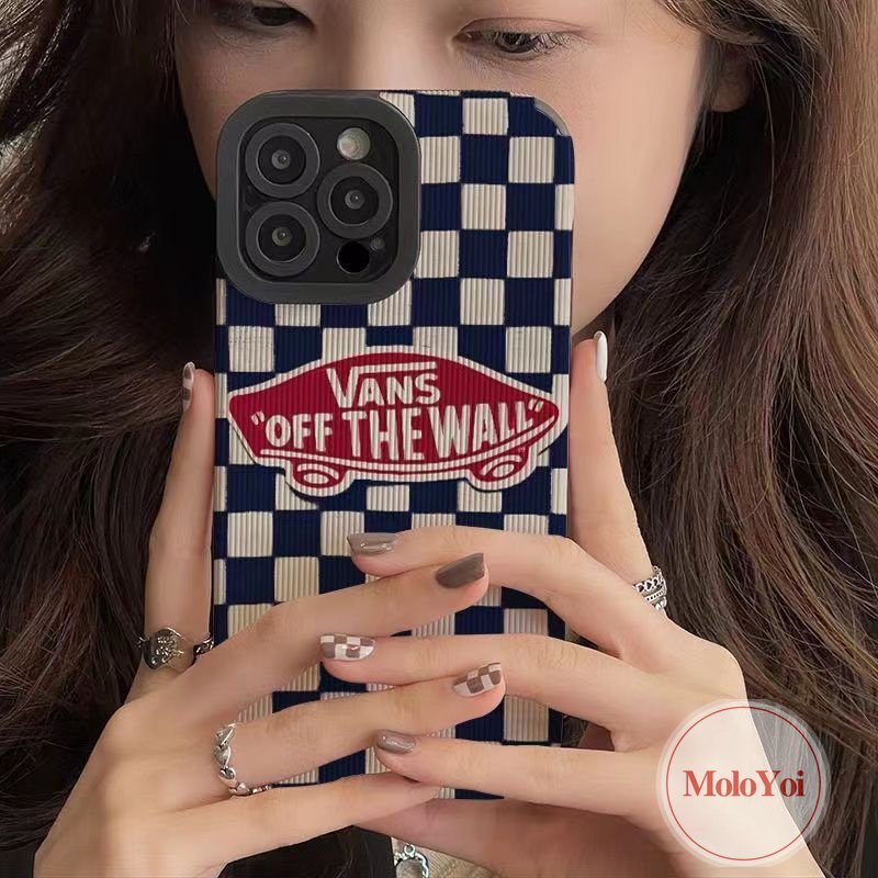 Casing Tekstur Kulit Mewah Kotak-Kotak Retro Kompatibel Untuk IPhone XR S X Max11 Pro Max 7Plus 13 12 14 Pro Max8 7 Plus Merek Trendi V.A.N.S Label Telepon Shockproof Soft Tpu Cover