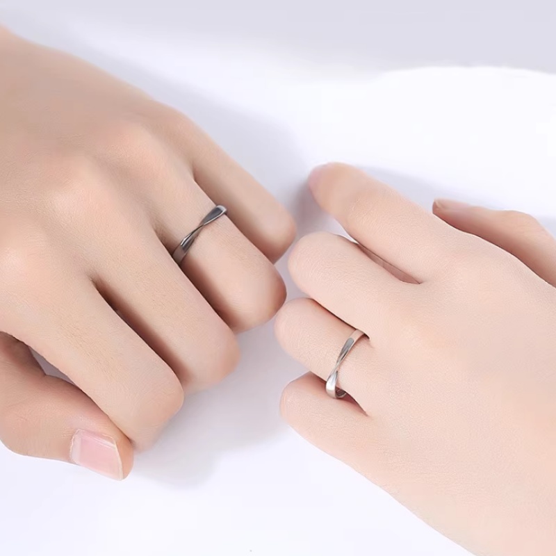 Papaozhu 1PC Minimalis Mengkilap Hitam Perak Möbius Cincin Untuk Pasangan Pecinta Unisex Sederhana Fashion Memutar Cincin Jari Perhiasan Hadiah