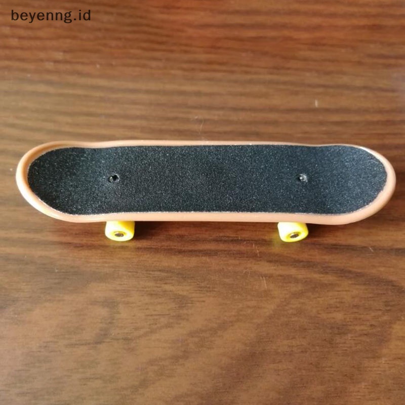 Beyen 1PC Cute Kids Anak Mini Fingerboard Skate Kost Hadiah Mainan Pesta Random ID