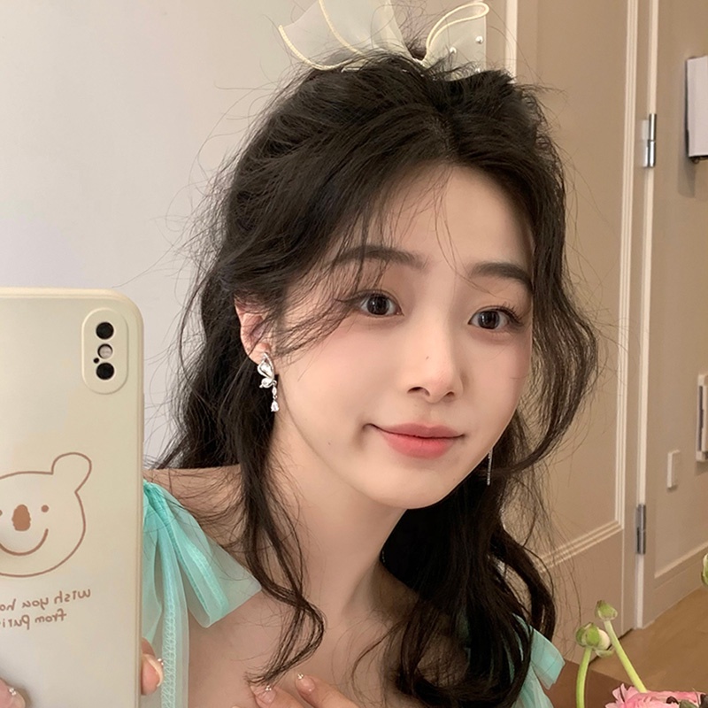 Kupu-kupu Asimetris Desain Niche Unik Anting Mode Temperamen High-End