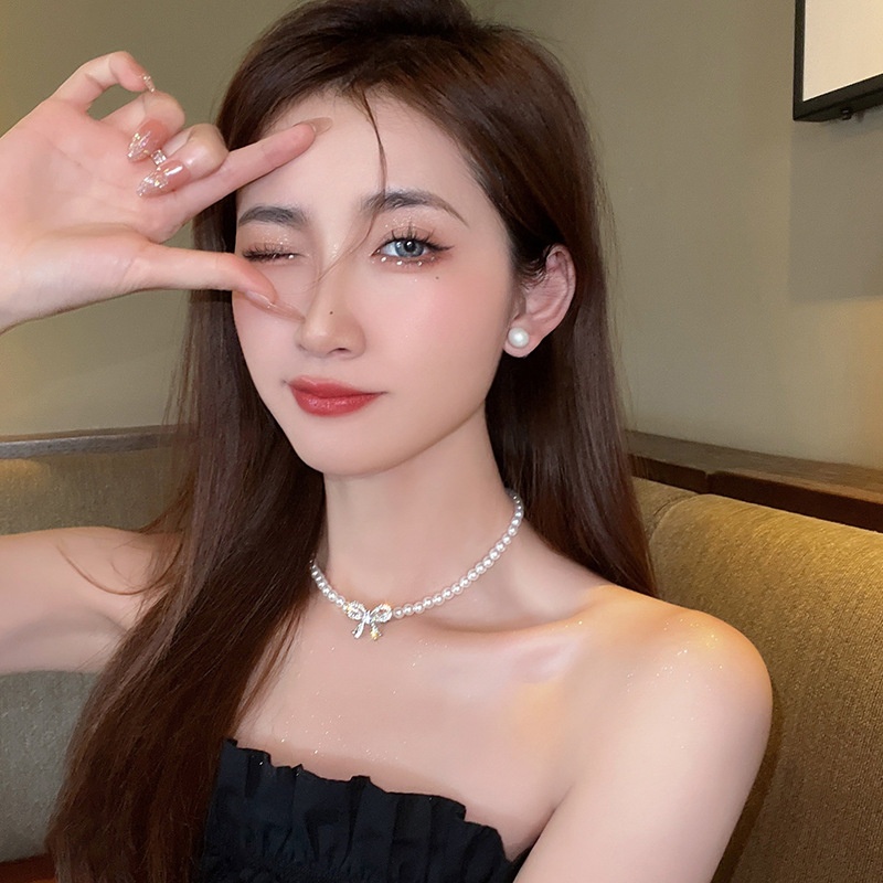 Yeezii Kalung Rantai Manik Mutiara Elegan Untuk Wanita Kristal Busur Emas Choker Perhiasan Aksesoris