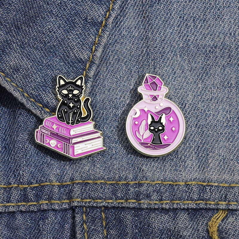 Kucing Ungu Enamel Pin Bros Lucu Penyihir Kucing Bros Kerah Lencana Kartun Hewan Perhiasan Hadiah Untuk Anak-Anak Teman