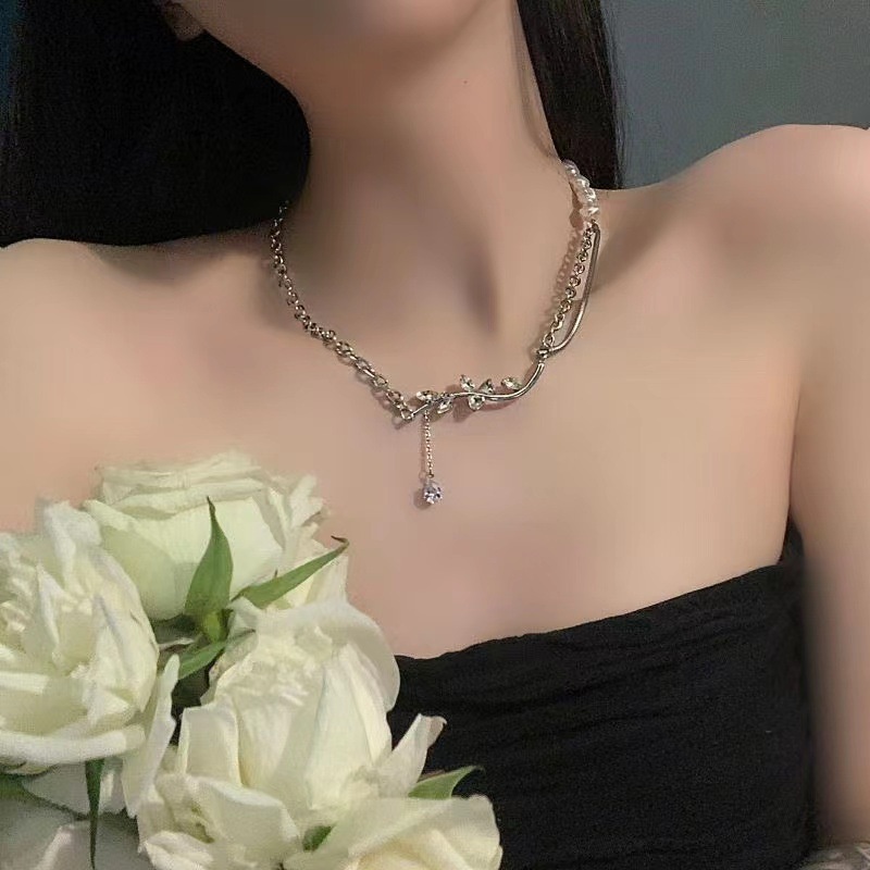 Kalung Manis Keren Perempuan Trendi ins Hip Hop Cahaya Mewah Niche High-End Rantai Klavikula Indah