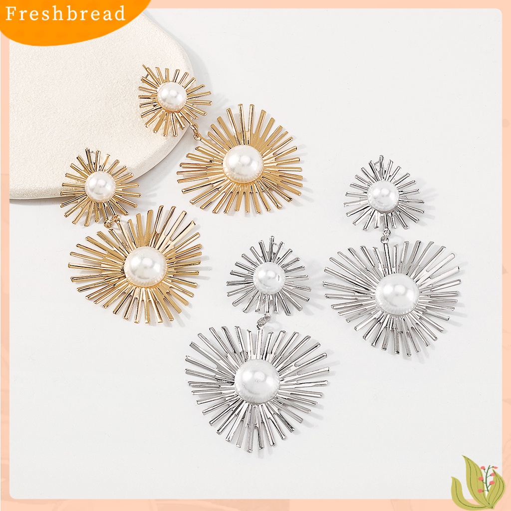 &lt; Freshbread &gt; 1pasang Anting Gantung Wanita Bentuk Hati Berongga Keluar Mutiara Imitasi Simetris Warna Kontras Dekorasi Telinga Anti-Alergi Gaya Klasik Drop Earrings Wanita Perhiasan