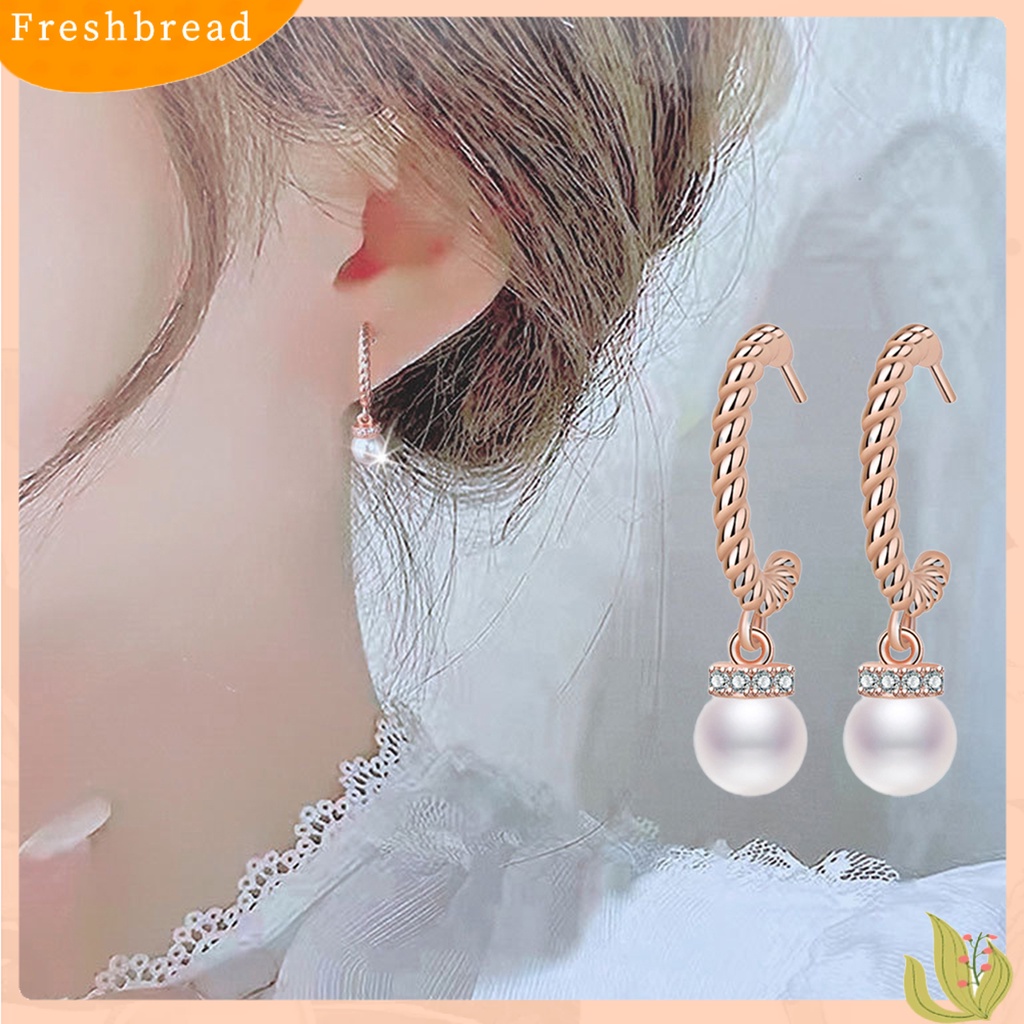 &lt; Freshbread &gt; 1pasang Anting Wanita Bersinar C-shaped Pendant Berlian Imitasi Hias Electroplating Ear Decoration Aksesori Fashion Faux Pearl Menjuntai Earrings Untuk Kehidupan Sehari-Hari