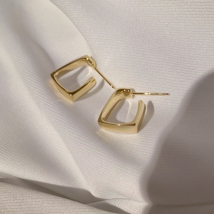 Ay (CN) Anting Hoop Emas Simple Square Geometric Hollow Earrings Untuk Aksesoris Perhiasan Wanita