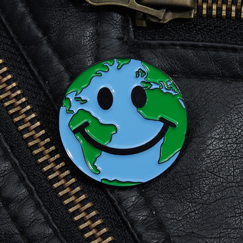 Bros Emoticon Senyum Lucu Globe Badge Hadiah Untuk Teman Kostum Aksesori