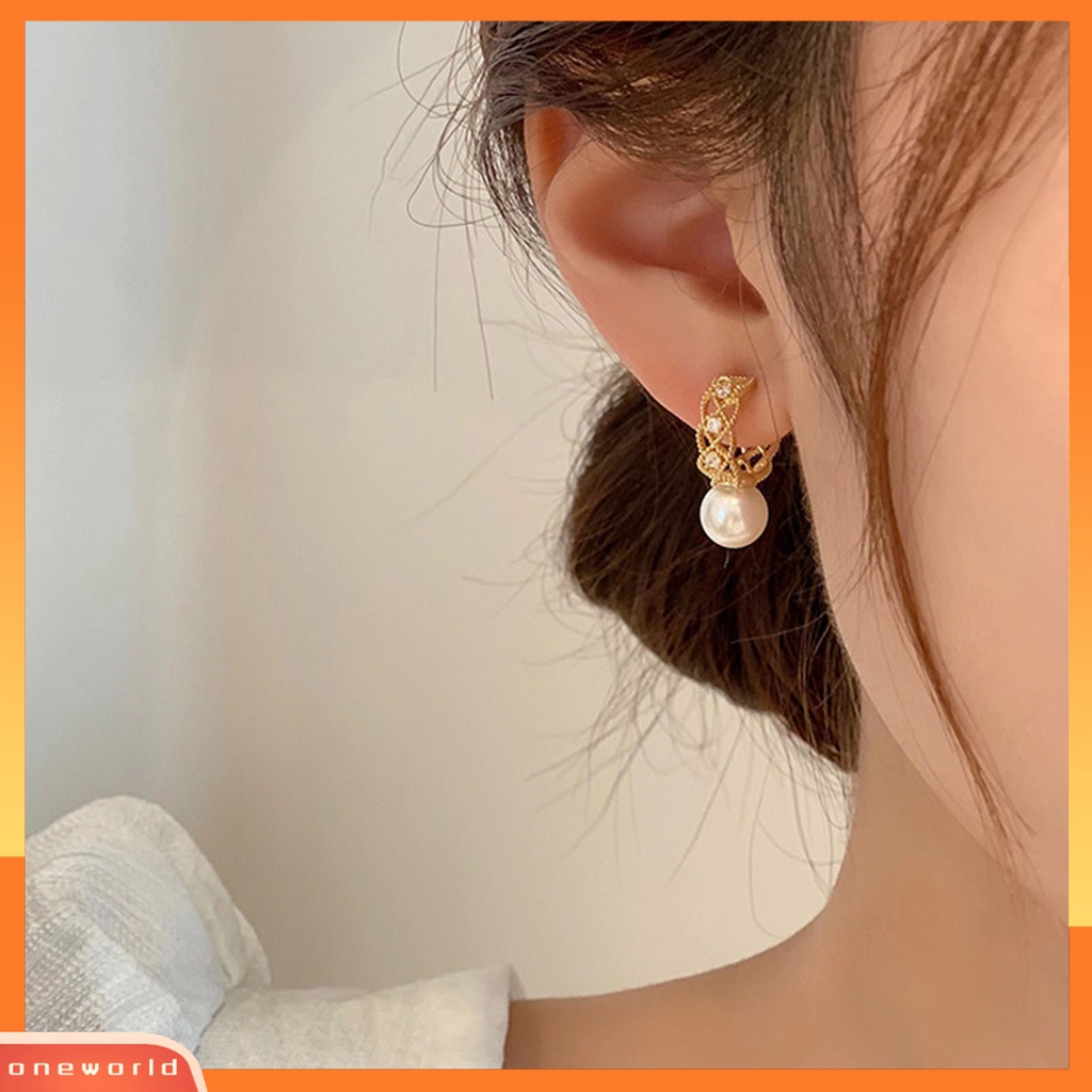 [WOD] 1pasang Anting Hoop Bersinar Mutiara Imitasi Temperamen Elegan Geometris Hias Hadiah Wanita Berongga Keluar Anting Lingkaran Perhiasan Fashion Untuk Perjamuan