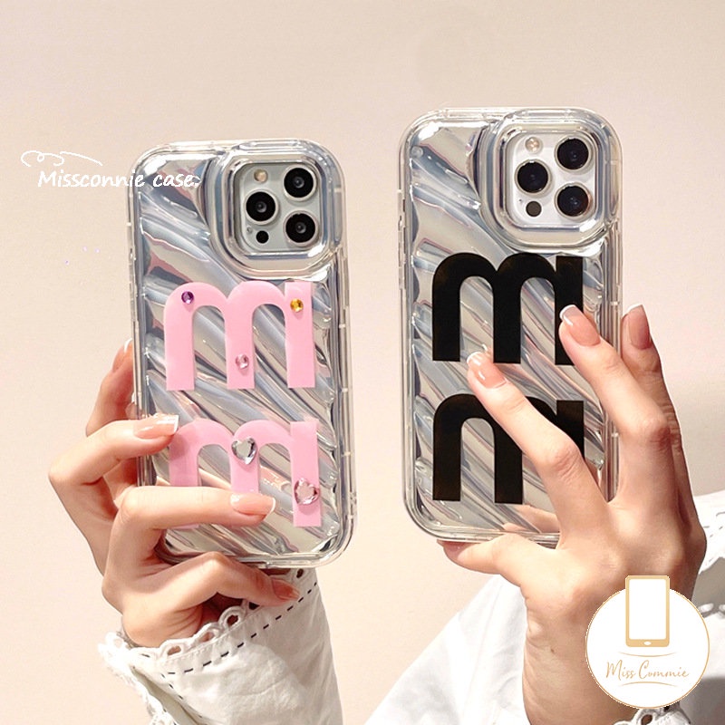 IPHONE Case Simple Alfabet Inggris M Kompatibel Untuk Iphone13 11 14 12 Pro MAX XR 6 6S 78 Plus X XS MAX 7Plus 8Plus SE 2020 Dazzle Color Laser Card Mewah Bening 3D Bergelombang Melengkung Cover