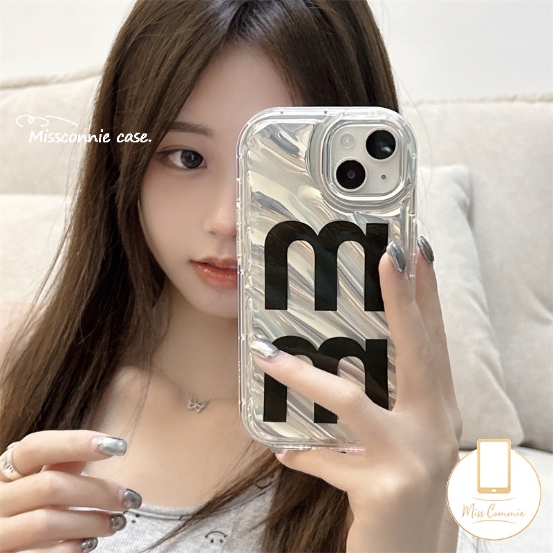 IPHONE Case Simple Alfabet Inggris M Kompatibel Untuk Iphone13 11 14 12 Pro MAX XR 6 6S 78 Plus X XS MAX 7Plus 8Plus SE 2020 Dazzle Color Laser Card Mewah Bening 3D Bergelombang Melengkung Cover