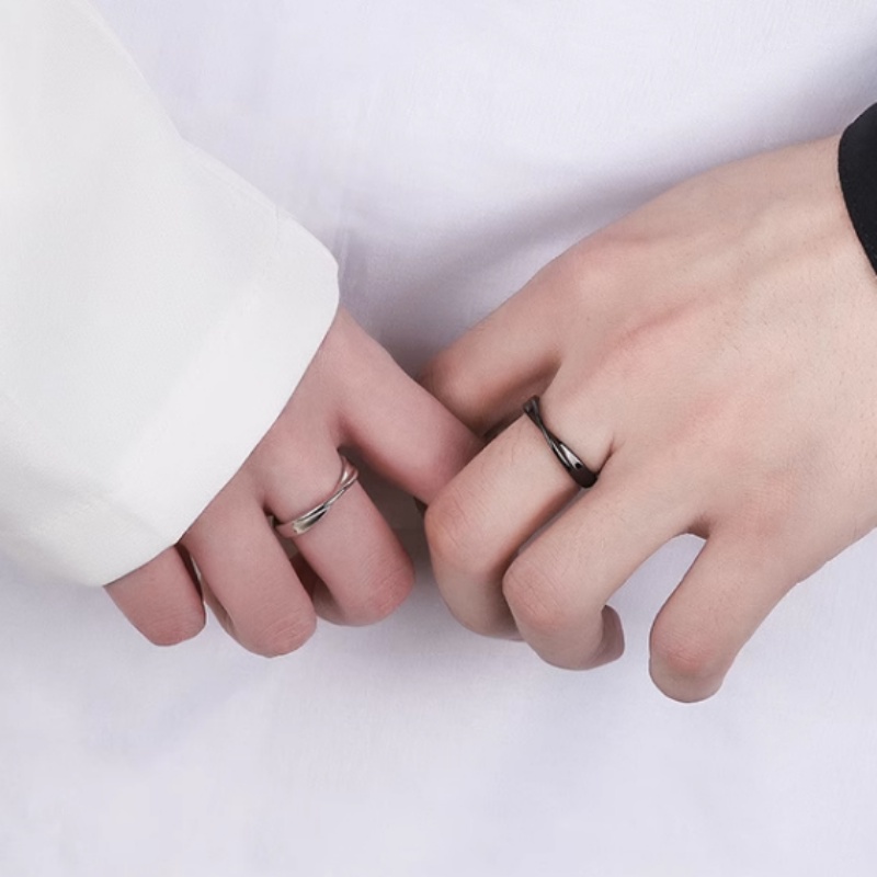 Papaozhu 1PC Minimalis Mengkilap Hitam Perak Möbius Cincin Untuk Pasangan Pecinta Unisex Sederhana Fashion Memutar Cincin Jari Perhiasan Hadiah