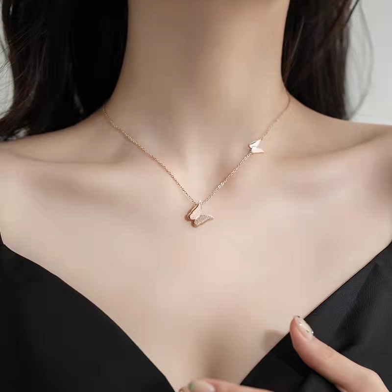 Kalung Titanium Steel Kupu-Kupu Desain Niche Perempuan Influencer Temperamen Sederhana Rantai Klavikula Gaya Keren Retro Ringan Kalung Mewah