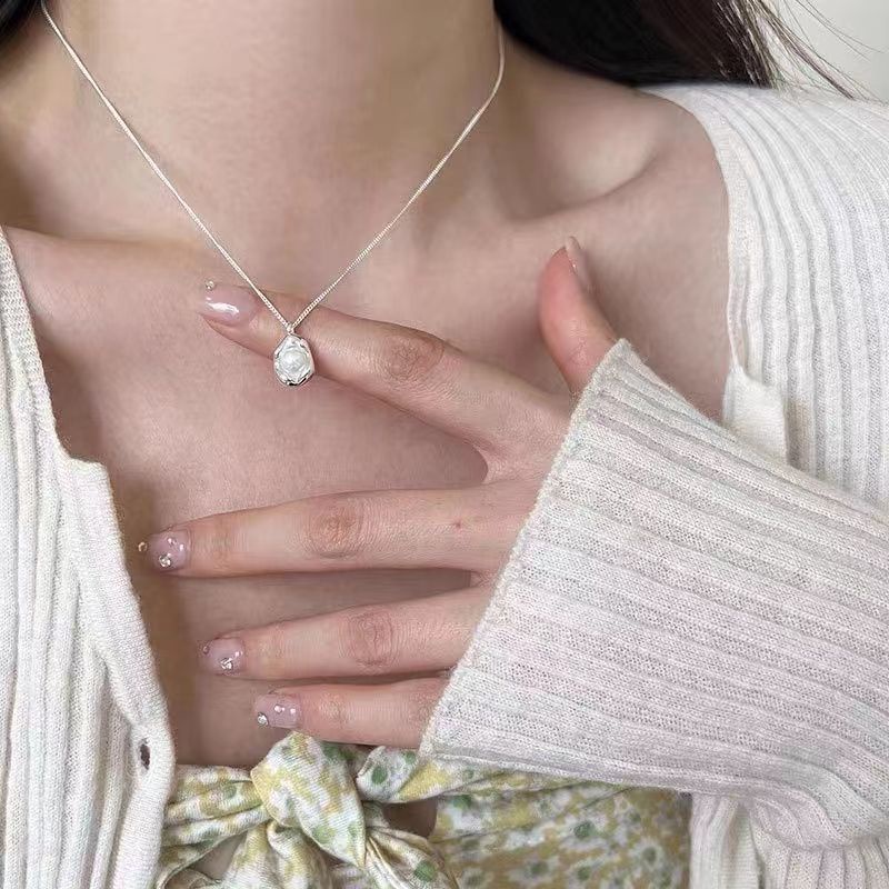 Kalung Mewah Ringan Baru Desain Niche Perempuan Temperamen Kalung Mutiara Rantai Klavikula Sweater Cha