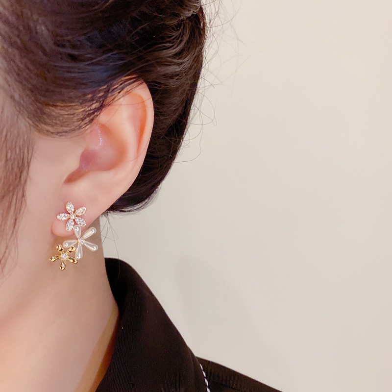 Anting Bunga Mutiara Berlian Sintetis Berkilau Aksesori fashion Korea Wanita