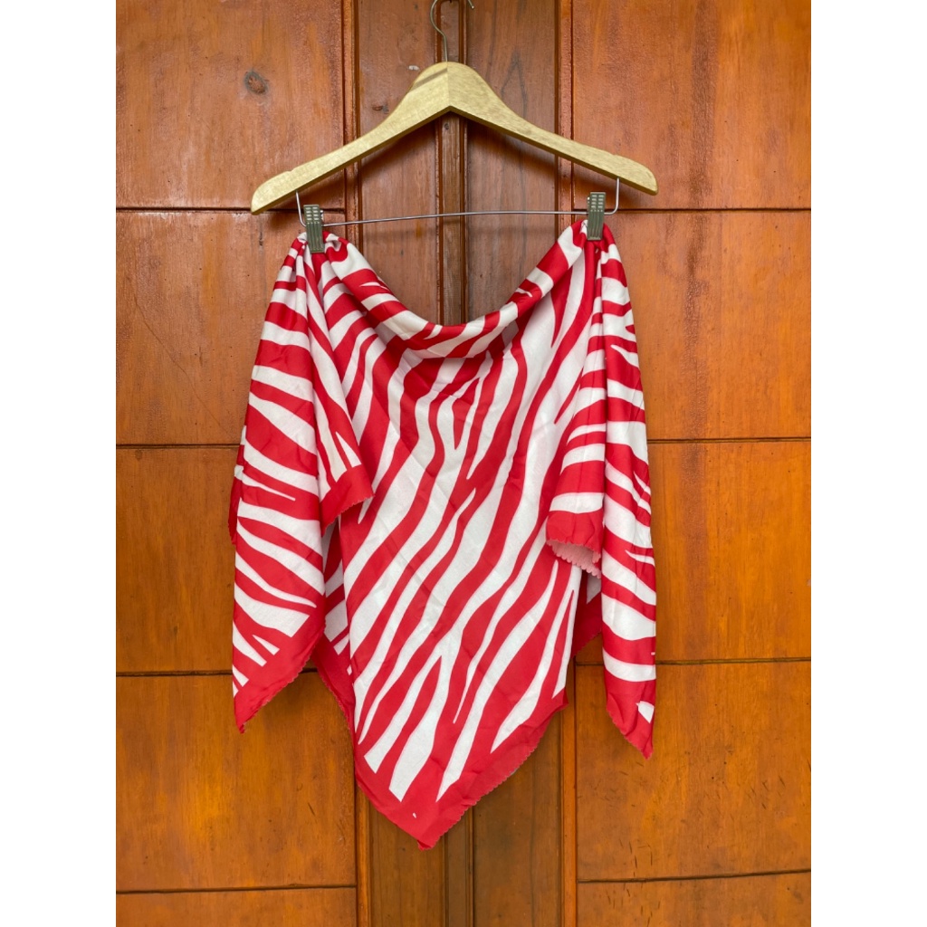 Hijab Segiempat Voal Premium Motif Zebra Merah Putih