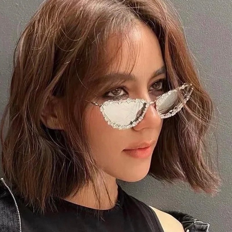 (YUZHU) Niche Cahaya Mewah Mata Kucing Berlian Kacamata Hitam Untuk Wanita INS Gaya High-end Bingkai Logam Butterfly Sunglasses