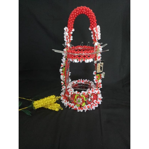 

PRASASTI.ID - KERANJANG HIAS MANIK MOTE SOFTDRINK (FANTA/COCA COLA/ SPRITE) WARNA MERAH - KERANJANG MANIK MOTE