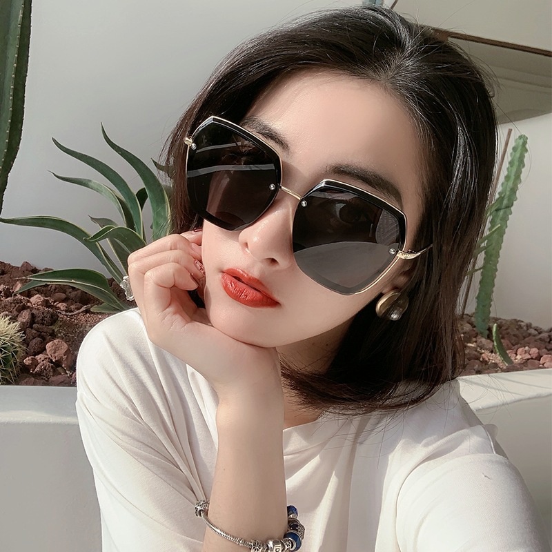 (YUZHU) Vintage Fashion Metal Frame Sunglasses Untuk Wanita Mode Barat Oversized Frame Sunscreen Sunglasses