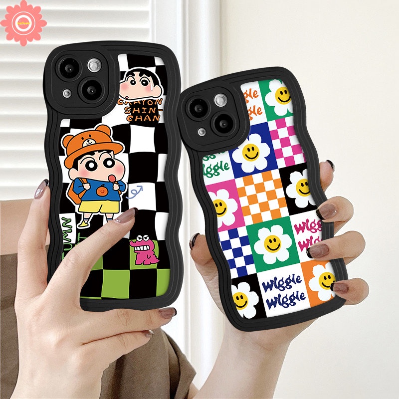 Checkerboard Smile Flower Cute Phone Case Kompatibel Untuk iPhone 7Plus XR 11 14 13 12 Pro Max 6s 7 8 6 14 Plus XS Max X SE 2020 Kartun Crayon Shin-chan Lembut Bergelombang Penutup Tepi