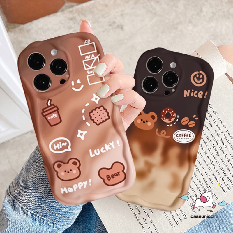 Kartun Lucu Beruang Kecil Casing Ponsel Kompatibel Untuk IPhone XR 11 13 12 14 Pro Max X 7 8 6s 6 Plus XS Max SE 2020 3D Bergelombang Melengkung Tepi Gradien Kopi Smiley Biskuit Tpu Soft Cover