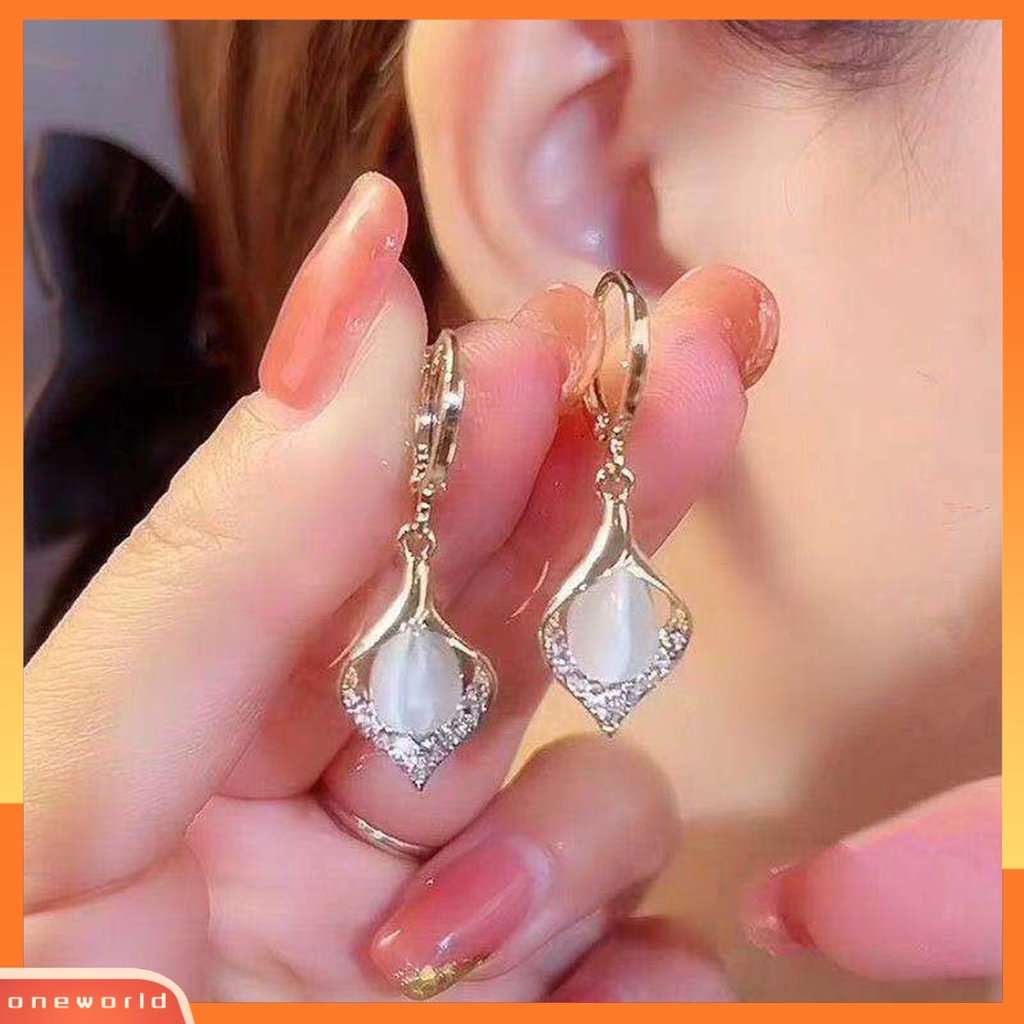 [WOD] 1pasang Wanita Huggie Anting Indah Mengkilap Berlian Imitasi Bertatahkan High-end Bentuk Kelopak Leaverback Earrings Hadiah