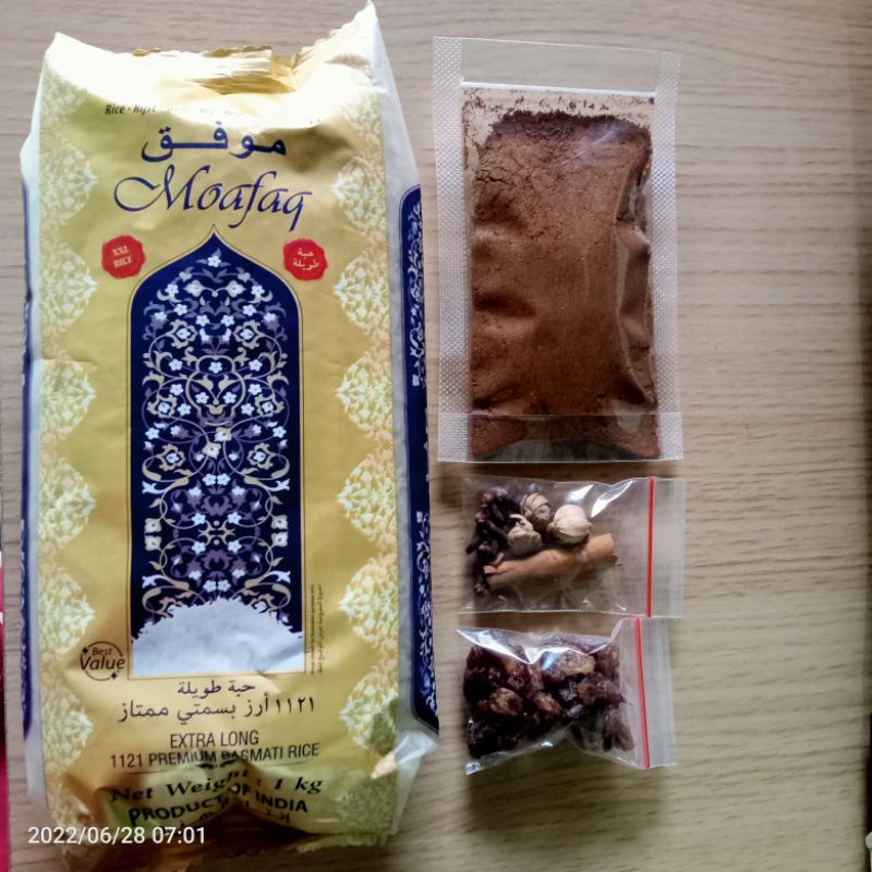 

paket beras basmati 1 kg plus bumbu (kebuli,biryani.mandhi.kabsah)